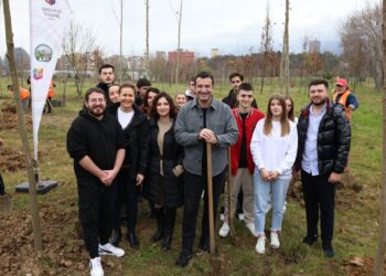 Veliaj me vullnetarët e rinj mbjellin 52 pemë te Liqeni: Na pret një tjetër vit fantastik për Tiranën!