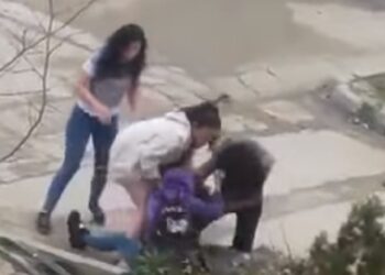 Plas sherri mes dy vajzave në Elbasan, e reja godet me shkop gome 24-vjeçaren