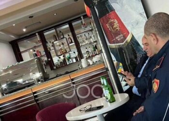 Të veshur me uniformë e duke pirë birra, pezullohen dy efektivë. Nis hetimi disiplinor