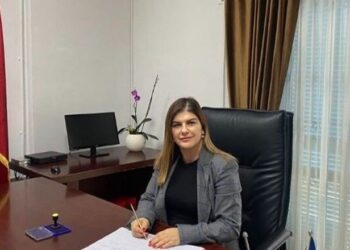 Policia ‘zbarkon’ në Kadastrën e Sarandës pas shkarkimit të drejtoreshës, kontrolle dhe në pronat e familjes së Aida Demit