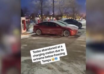 VIDEOLAJM/ Moti i ashpër në SHBA, dhjetëra automjete ‘Telsa’ të braktisura nëpër rrugë pasi nuk kanë ku të karikohen