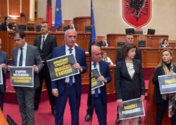 VIDEO! Kuvend, Rithemelimi ndryshon “strategji”, harron pirgun e karrigeve, vijon ‘mosbindjen’ me pankarta