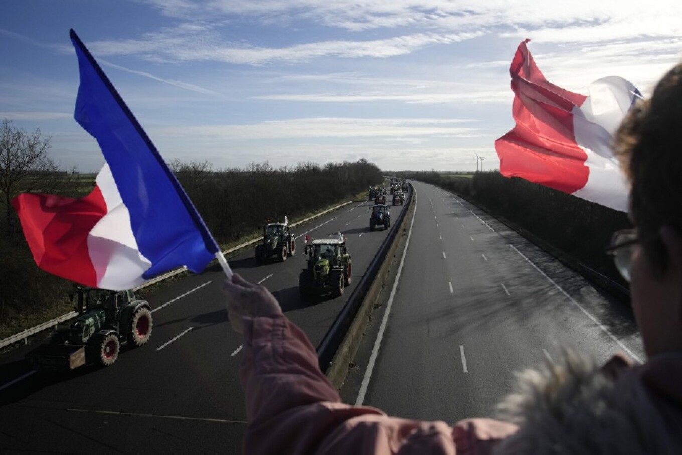 Parisi nën “rrethim”, fermerët bllokojnë hyrjet dhe daljet e qytetit, 15 mijë policë në rrugë