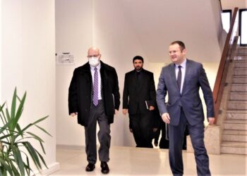 Hovenier takon guvernatorit e Bankës së Kosovës: Shtyni zbatimin e vendimit për dinarin