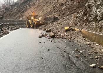 Moti i keq shkakton problematika, inertet bllokojnë disa rrugë në Tropojë. Probleme edhe në aksin Librazhd-Elbasan
