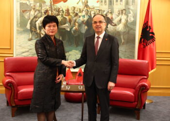 Ambasadorja e Kinës Pang Chunxue i dorëzon presidentit shqiptar Bajram Begaj letrat kredenciale