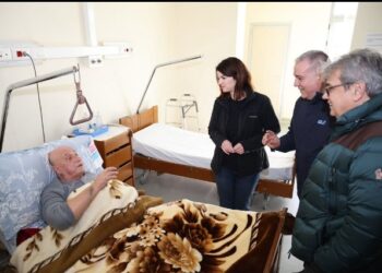 Koçiu dhe Beci vizitojnë pacientët pas zjarrit në spitalin e Shkodrës: Situata është normalizuar