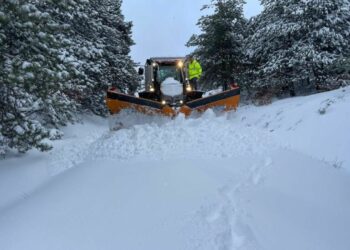 Reshje bore dhe erë e fortë në qarkun e Korçës, disa fshatra pa energji elektrike, si paraqitet gjendja e rrugëve