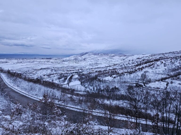 Temperaturat deri në -11, ARRSH: Ulet intensiteti i reshjeve të borës në Veri, por rritet në Juglindje. Apeli për drejtuesit e mjeteve