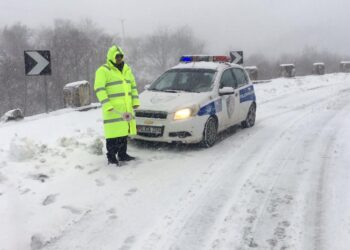 Reshjet e borës/ Policia apel drejtuesve të mjeteve: Ulni shpejtësinë dhe ruani distancën e sigurisë