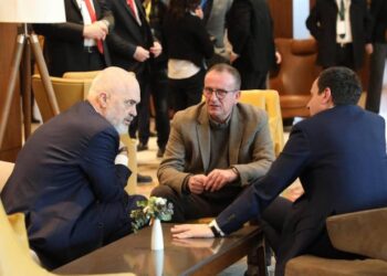 FOTOLAJM / Rama dhe Kurti takohen në Shkup: Duhet të jemi krah për njëri-tjetrin!