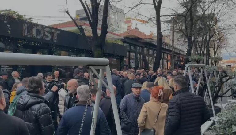 Në arrest shtëpie/ Simpatizantët e Berishës në ambientet pranë shtëpisë