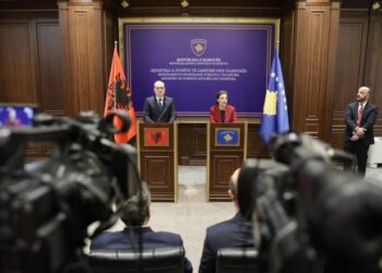 Serbia dërgon ushtrinë në kufirin me Kosovën, Hasani mesazh Beogradit: Qesharake!