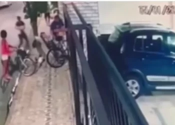 VIDEO/ Momenti kur anëtari i klanit serb ekzekutohet me armë para syve të gruas dhe fëmijës në Brazil