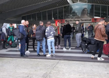 Largimi i emigrantëve/ Fluks udhëtarësh në portin e Durrësit, në Kapshticë e Kakavijë dalin 10 mijë persona në 24 orë
