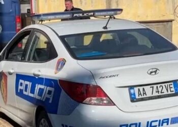 Makina del nga rruga në Korçë/ 15-vjeçari qarkullonte pa patentë, pasagjeri i mitur plagoset