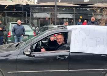 Berisha dëshmon për herë të parë në SPAK, qytetari del me pankartë: ‘Rroftë Amerika’