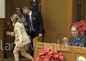 VIDEO/ Meloni ndërpret konferencën live, vrapon drejt tualetit e sikletosur