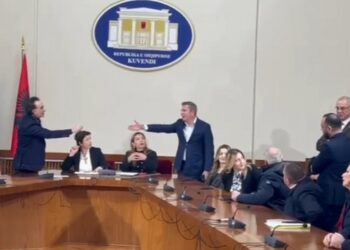 Himni i bilbilfryrësve: O ne në pazar, ose opozita tym e zjarr!