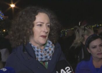Argita Malltezi në krye të protestave të Rithemelimit: Qytetarët poshtë pallatit të Berishës dalin për dinjitetin e tyre