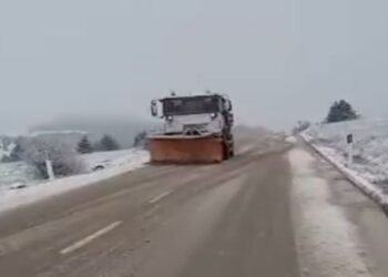 Juglindja përfshihet nga reshjet e dëborës, preken disa akse rrugore pranë Maliqit