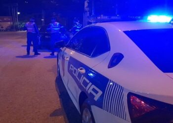 U dogj nga flakët e zjarrit që kishte ndezur për të djegur mbeturinat, 67-vjeçarja dërgohet me urgjencë në spital