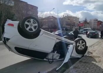 FOTO/ Aksident i frikshëm në Korçë, makina përmbyset mbi asfalt