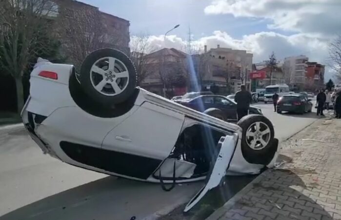 FOTO/ Aksident i frikshëm në Korçë, makina përmbyset mbi asfalt