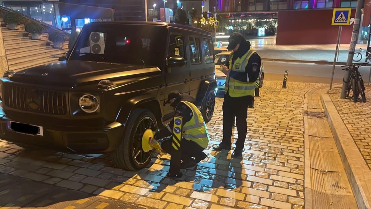 Policia Bashkiake, masa për parkimet abuzive në kryeqytet: Bllokim mjeti nëse nuk shlyeni detyrimet