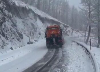 Rikthehen reshjet e dëborës në zonat malore, qarkullimi vijon pa probleme