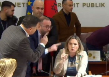 Dhunuan Açkën, Kulluri: Bardhi e Noka kanë probleme mendore, të vizitohen te Pampuri se është psikologe!