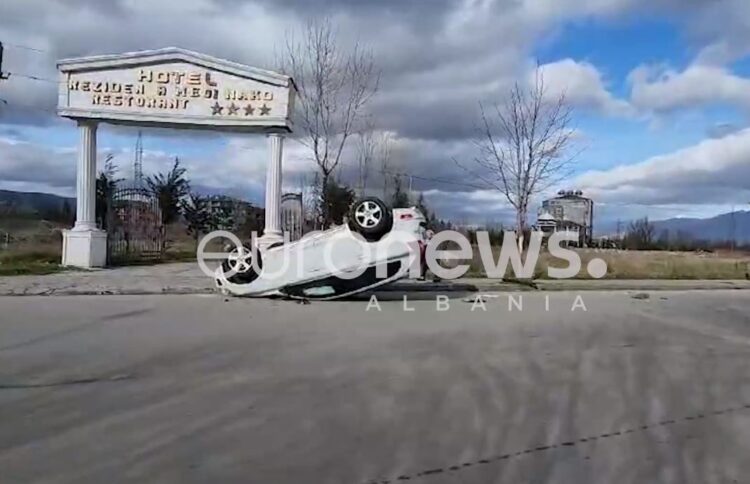 FOTO/ Aksident i frikshëm në Korçë, makina përmbyset mbi asfalt