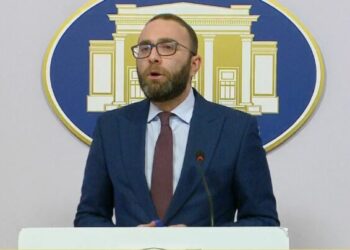 Deputetët e Berishës mblidhen pas kaosit në Kuvend, Bardhi njofton mbledhjen e grupit: Mos mungoni