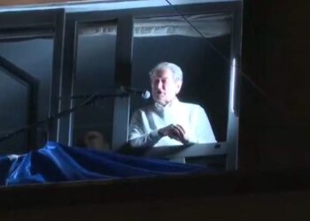 Berisha mban fjalim nga dritarja e pallatit, dhëndri në rolin e kameramanit: Kemi “super-armën” e të gjitha kohërave…!