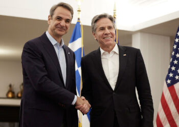 Blinken-Mitsotakis, takim 1 orë e 20 minuta. Kryeministrit grek e qeras me raki dhe i dhuron çorape. Zbardhet biseda mes tyre