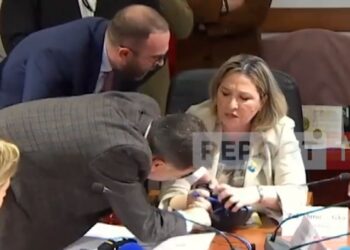 Rithemelimi bllokon “Median”, Noka dhe Bardhi presion Açkës, i shkulin mikrofonin: Turp…