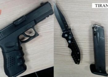 Qarkullonte me armë të ftohta dhe pistoletë imituese në automjet, arrestohet 30-vjeçari në Tiranë. I sekuestrohen stema policie