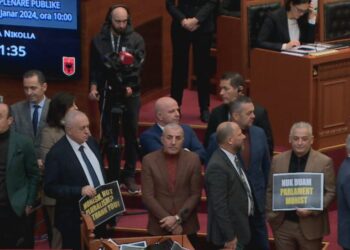 Seanca zgjat vetëm 12 minuta, PS miraton e qetë ligjet, Berisha ia beson ‘revolucionin’ Salianjit