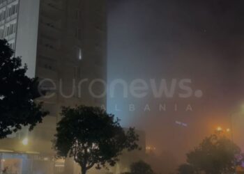 Përfshihet nga flakët hoteli në qendër të Shkodrës, zjarrfikësit në vendngjarje