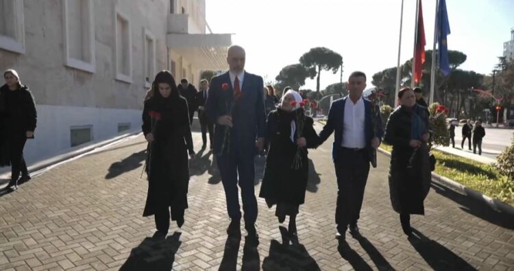 Fotolajm/ Përdore me familjarët, Rama homazhe në vendin ku u vranë 4 protestuesit e 21 Janarit