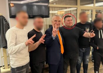 FOTOT/ Në krah të Metës dhe Kryemadhit, ky është këshilltari bashkiak i Partisë së Lirisë që u arrestua