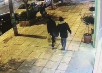 VIDEO/ 41-vjeçarja shqiptare duke ecur për dore me partnerin e saj, pak para se ai ta vriste! E qelloi 3 herë me thikë dhe pse ishte shtatzanë!