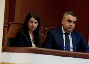 13 minuta seancë/ PS voton me 73 vota dy ministrat e rinj, Blendi Goxhja e Adea Pirdenin miratohen mes brohorimave