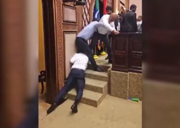 VIDEO/ Përplasje fizike në parlament, shkak votimi i ministrave të rinj të qeverisë