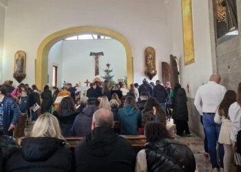 FOTOT/ Rama: E marta e parë e vitit, dhjetëra besimtarë në kishën e Shna Ndout në Laç