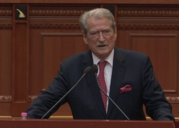 Berisha mërzitet në shtëpi, i dërgon kërkesë SPAK-ut: Dua të shkoj të enjteve në Parlament!