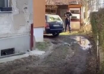Lëvizte me targa serbe/ Policia i kërkoi të ndalojë, i riu nga Veriu i Kosovës përplas me makinë efektivët dhe largohet