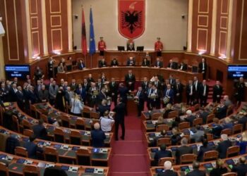 Deputetët e Berishës bllokojnë foltoren, Begaj nuk mban fjalën para ligjvënësve. Nikolla: Ndjesë Presidentit…!