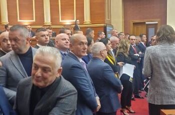 Nis me tensione dhe kaos Parlamenti, deputetët e opozitës rrethojnë foltoren me pankarta