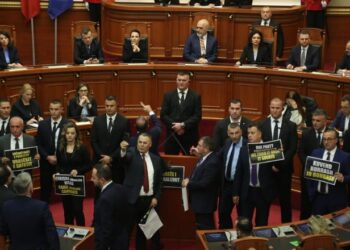 PS kërkon përjashtimin e Bardhit dhe Nokës, shkaktuan kaos në Kuvend në prani të ambasadorëve e Presidentit
